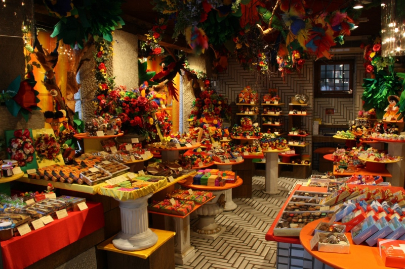 vitrine-FLASSANS SUR ISSOLE-min_candy_store_chocolate_shop_chocolate_switzerland-393515