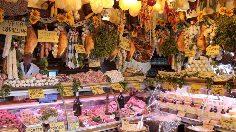 vitrine-FLASSANS SUR ISSOLE-min_norcia_butchery_cold_cuts-342231